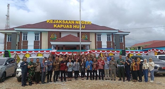 KUNJUNGAN : Kepala Kejaksaan Tinggi Kalimantan Barat bersama rombongan melakukan kunjungan yang disambut jajaran Pemda dan DPRD Kapuas Hulu dalam acara ramah tamah.