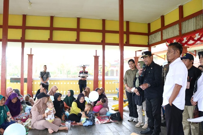 KUNJUNGAN: Penjabat Bupati Kayong Utara Alfian didampingi Pj Ketua TP PKK Kabupaten Kayong Utara Nursila Alfian mengunjungi Posyandu Desa Tanjung Satai.