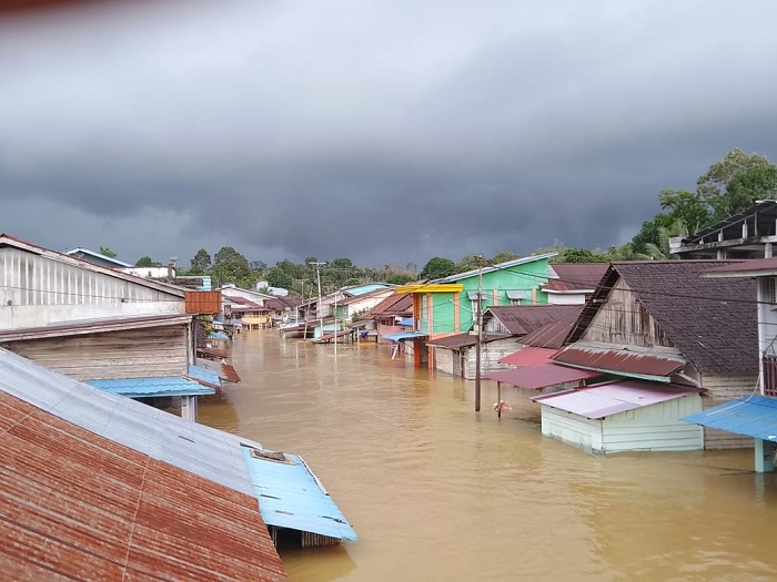 BANJIR BESAR: Kondisi banjir yang merendam Desa Darit, Kecamatan Menyuke, Kabupaten Landak pada Kamis (23/1).