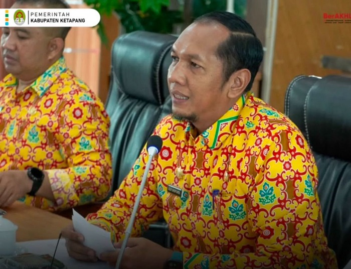 ARAHAN: Pj Sekda Ketapang, Dedy Shopiardi, memberikan arahan saat memimpin rapat forum TJSLP Ketapang, Kamis (23/1).