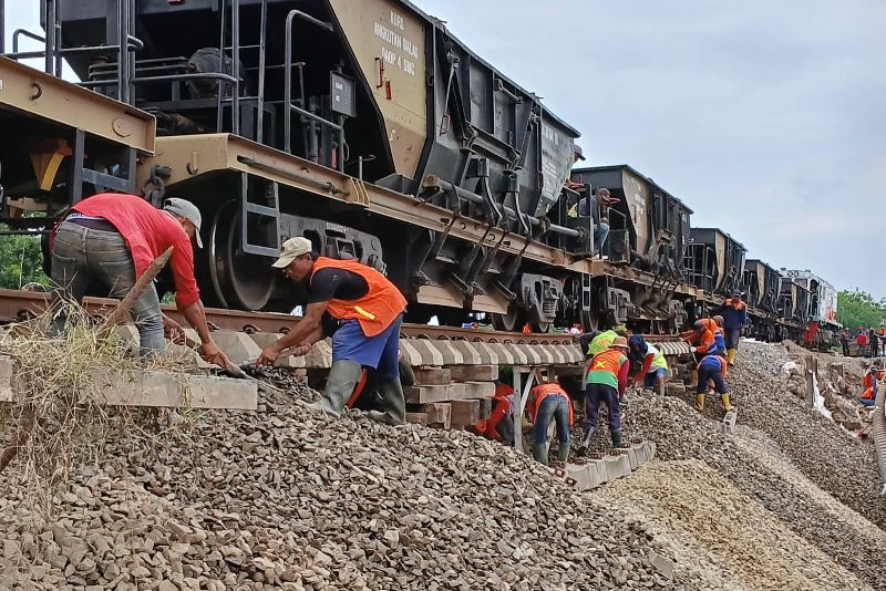 PT KAI terus mempercepat proses perbaikan jalur rel di Grobogan, Jawa Tengah.