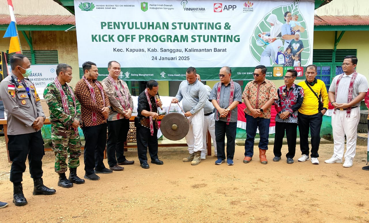 Asisten II Setda Sanggau bersama Presiden Direktur PT. Finnantara Intiga Kalbar serta Deputi Bidang Kebijakan dan Peningkatan SDM Sekretariat Wakil Presiden RI saat membuka penyuluh stunting.