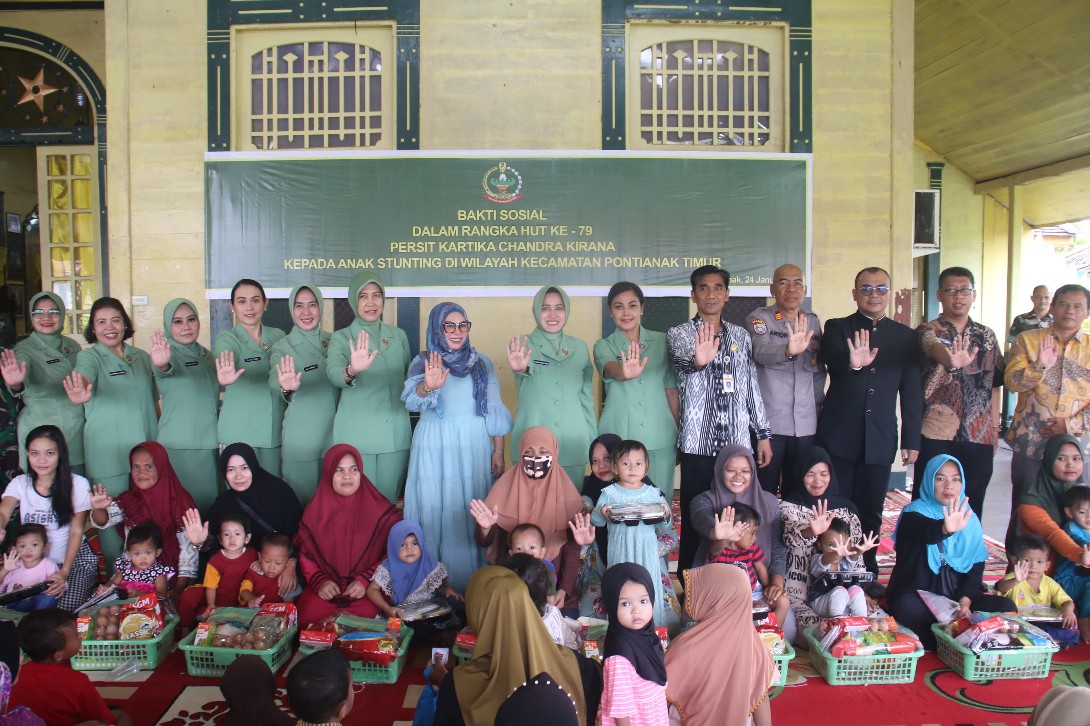 Ketua Persit KCK Daerah XII Tanjungpura, Indah Jamallulael (8dari kiri belakang) berfoto bersama sejumlah pihak usai menghadiri bakti sosial di Keraton Qadariah Pontianak, Jumat (24/1).