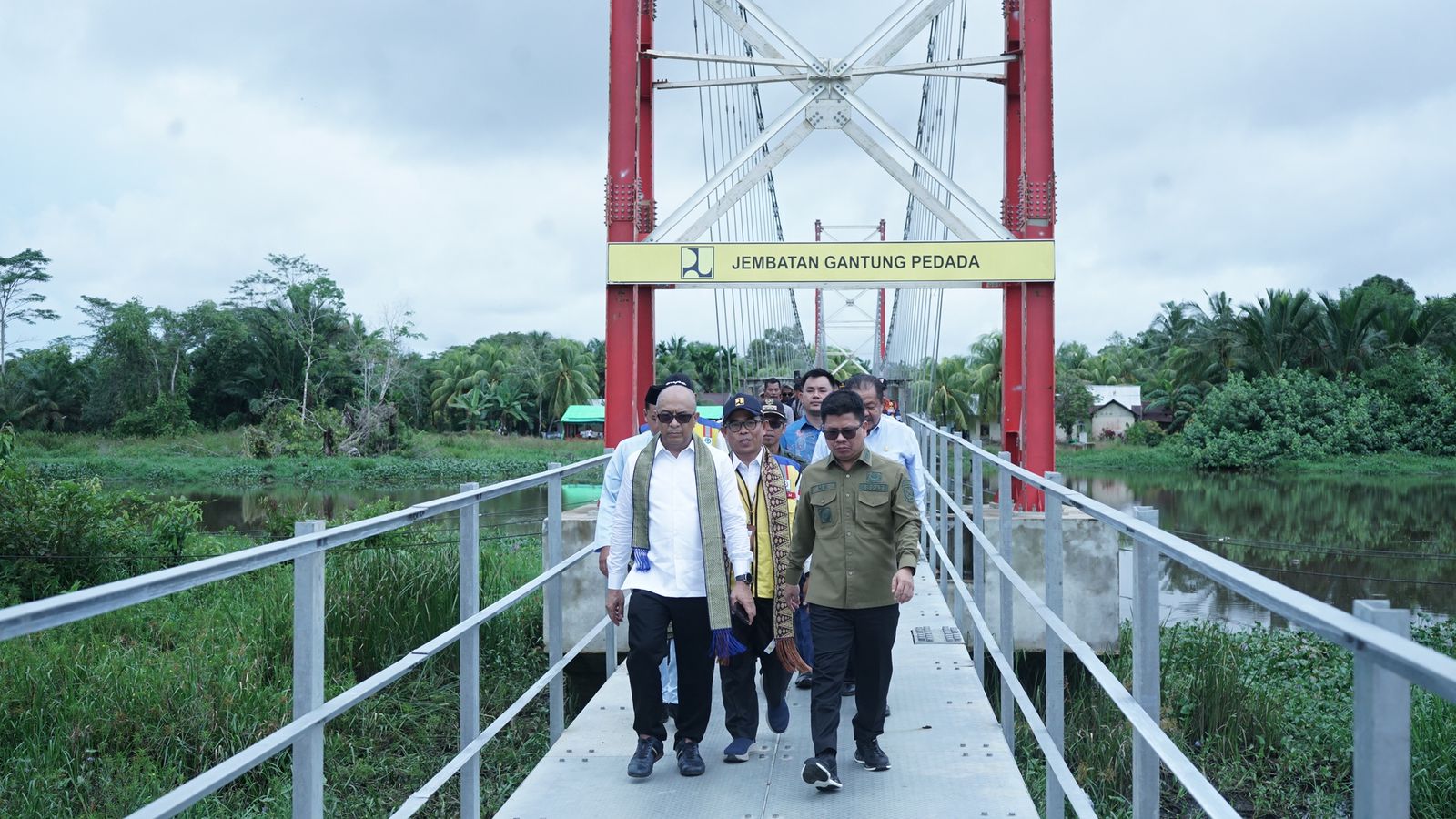 Bupati Sambas, Satono dan Wakil Ketua Komisi V DPR RI, Syarief Abdullah Alkadrie saat meninjau Jembatan Gantung Pedada, pada Kamis (23/1).