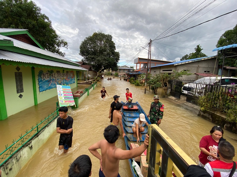 Tim relawan dan PMI Kabupaten Landak saat menyalurkan bantuan kepada warga yang terdampak bencana banjir di Kecamatan Menyuke, Kamis (23/1).