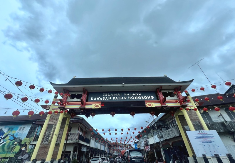Beberapa ruas jalan di Pasar Hongkong Singkawang mulai dihias dengan lampion untuk menyambut perayaan Imlek beberapa hari ke depan, Jumat (24/1).