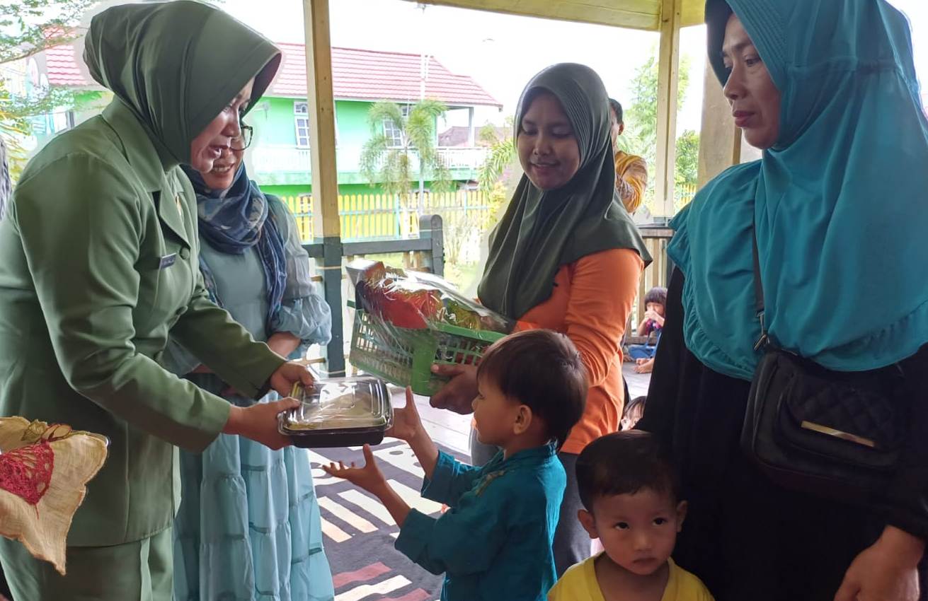 Aksi Peduli Persit KCK Daerah XII Tanjungpura melakukan bakti sosial untuk cegah stunting di Pontianak Timur.