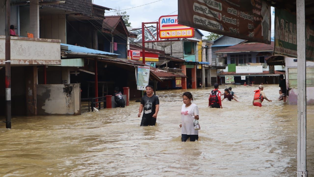MAKIN MELUAS: Kondisi banjir yang merendam pasar Darit Kecamatan Menyuke, Kabupaten Landak.