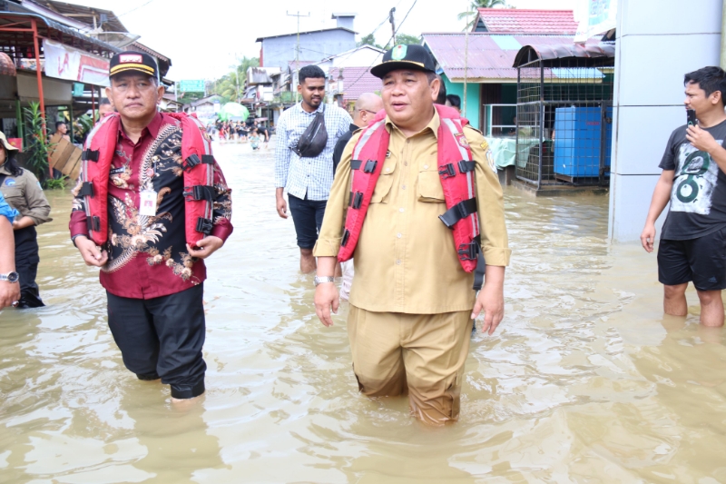Staf Ahli Gubernur Bidang Sosial dan SDM, Alexander dan Rombongan bersama Pj Bupati Landak saat meninjau bencana banjir di Kecamatan Menyuke, Kabupaten Landak, Jumat (24/1).