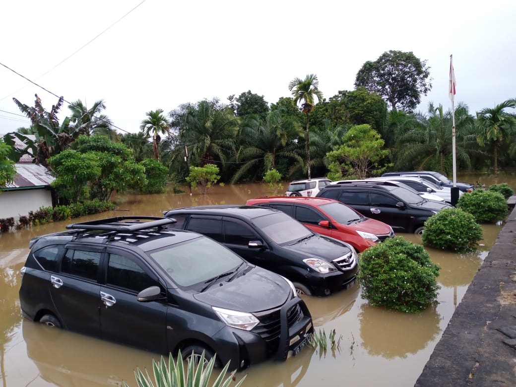Kondisi banjir yang merendam sejumlah daerah di Kabupaten Landak. Banjir tidak hanya merendam pemukiman warga, tetapi juga kendaraan milik warga.