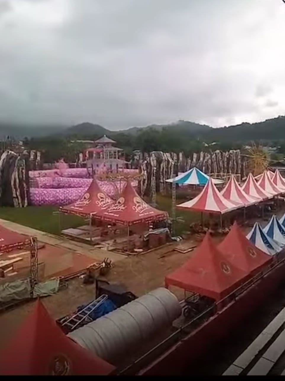 Persiapan pagelaran pentas seni budaya dalam rangka menyambut sekaligus memeriahkan perayaan Imlek dan Cap Go Meh Singkawang di Stadion Kridasana.