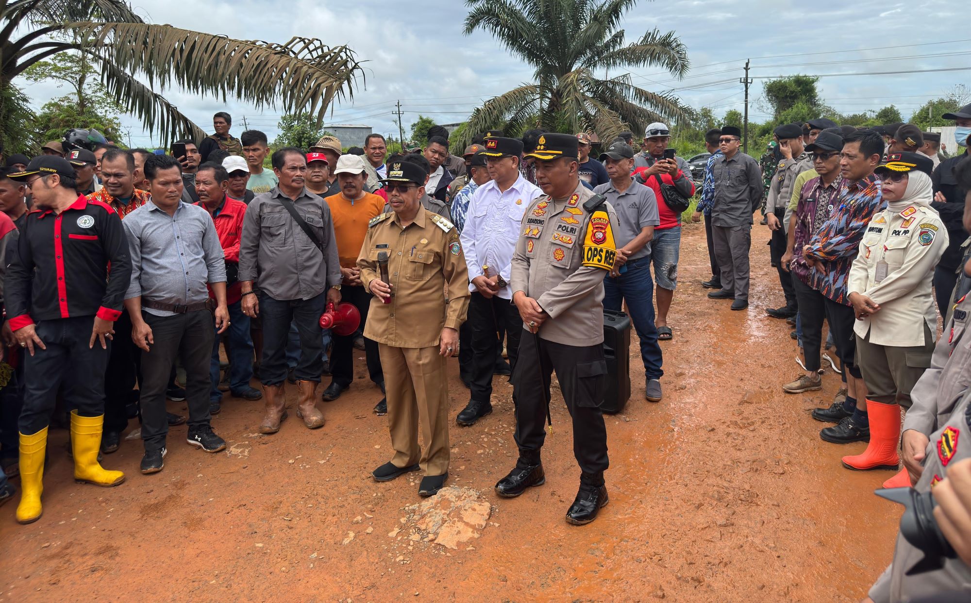 TURUN LAPANGAN: Pj Bupati bersama Forkopimda turun ke lapangan melakukan penentuan posisi batas desa di Kecamatan Anjongan.