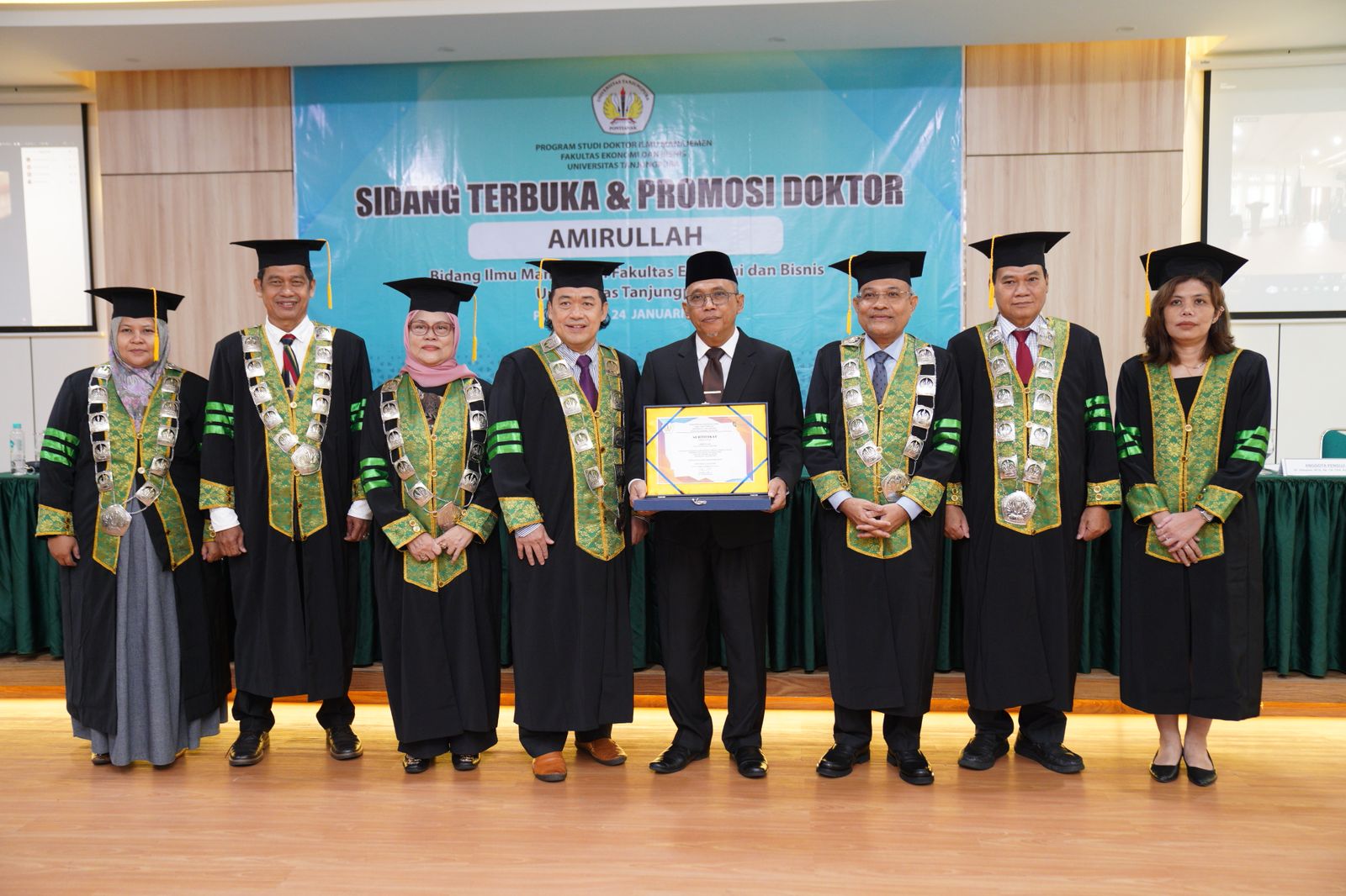 Ketua Jurusan Manajemen FEB Untan Heriyadi, SE, ME, PhD menyerahkan sertifikat gelar doktor kepada Dr Ir Amirullah, MA usai sidang terbuka dan promosi doktor.