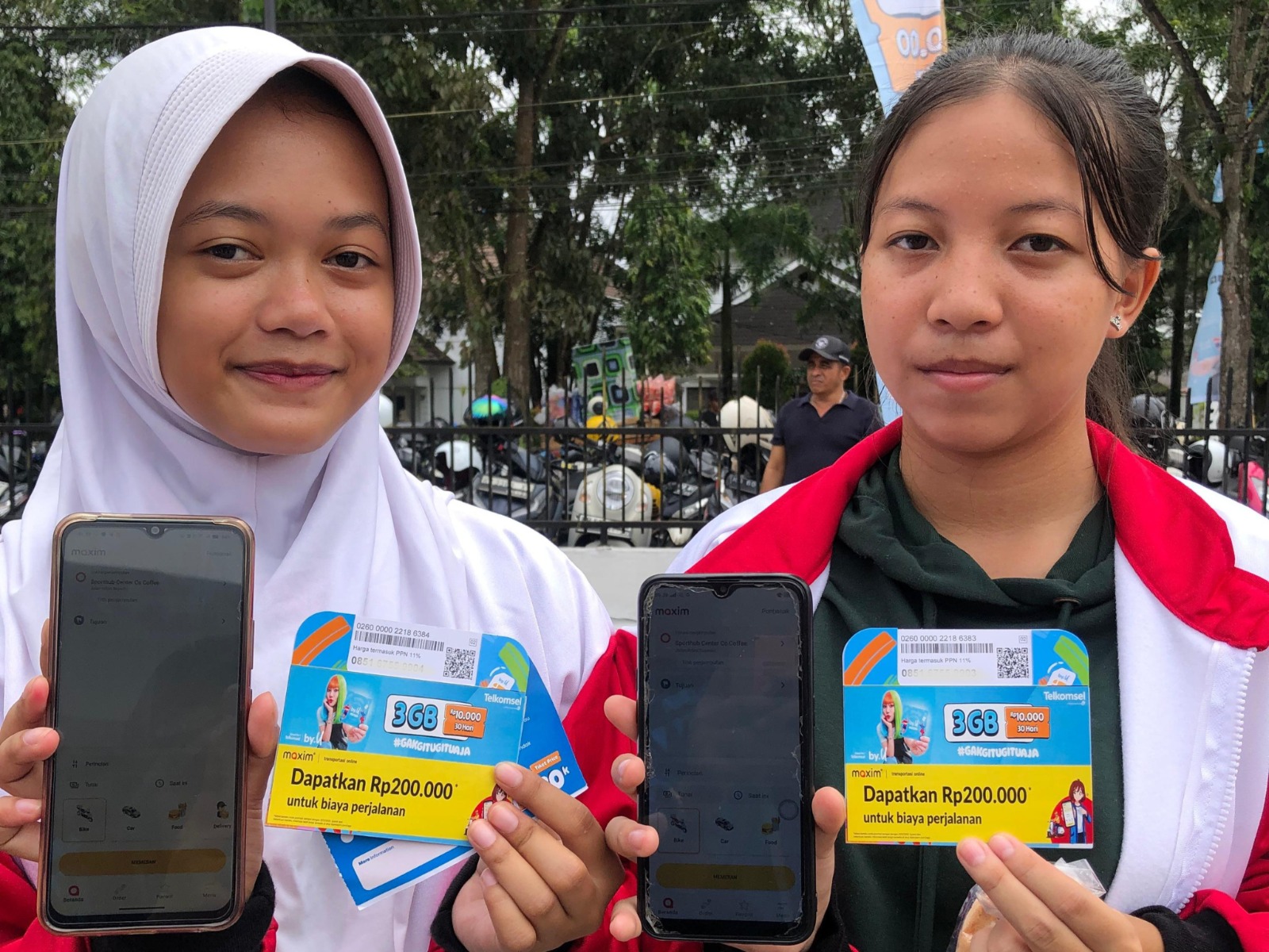 PELAJAR: Dua siswi asal Pontianak menunjukkan kartu perdana by.U.