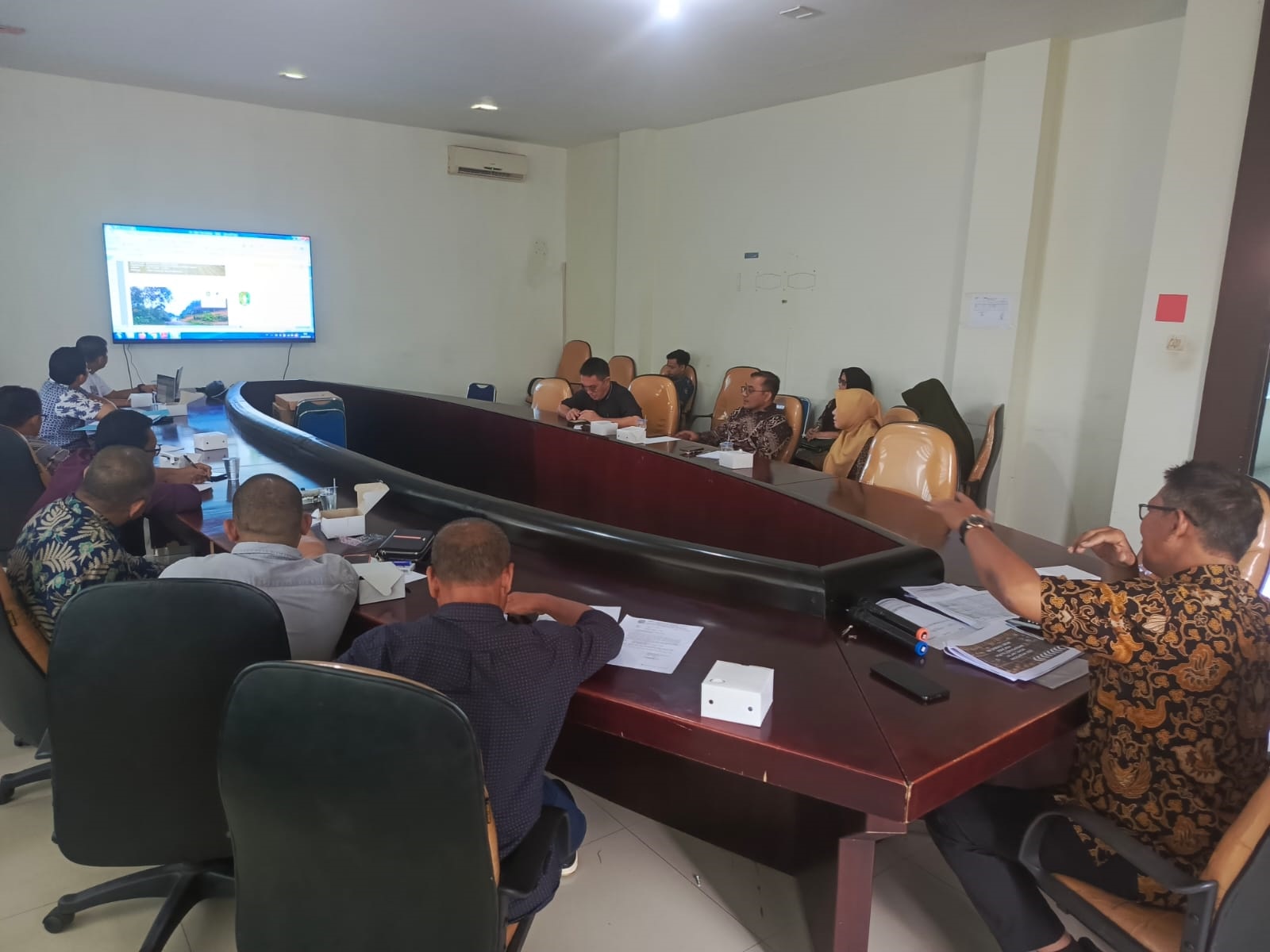 Rapat antara DPRD Kabupaten Sambas dengan Dinas PUPR Provinsi Kalimantan Barat.