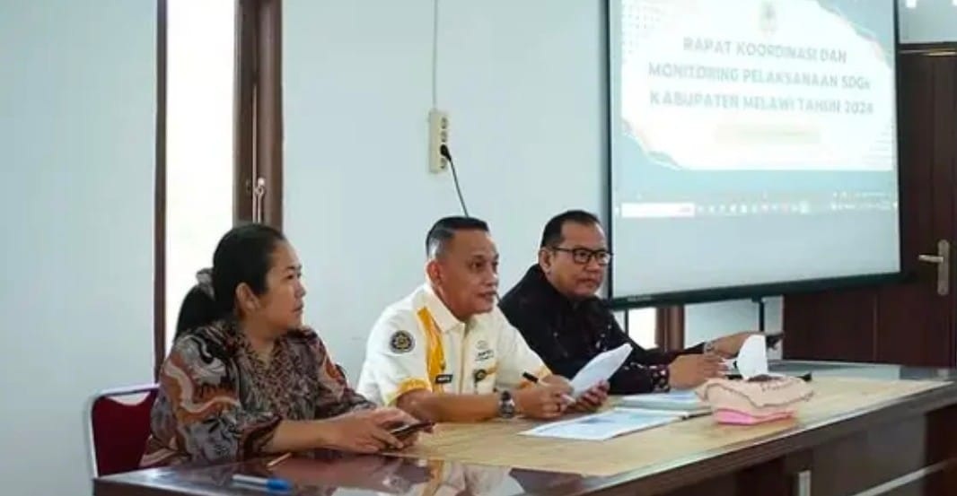 Asisten 1 Setda Melawi Imansyah ( tengah ) saat memimpin Rakor dan Monitoring Capaian Tujuan Pembangunan Berkelajutan di Aula Kantor Bappeda.