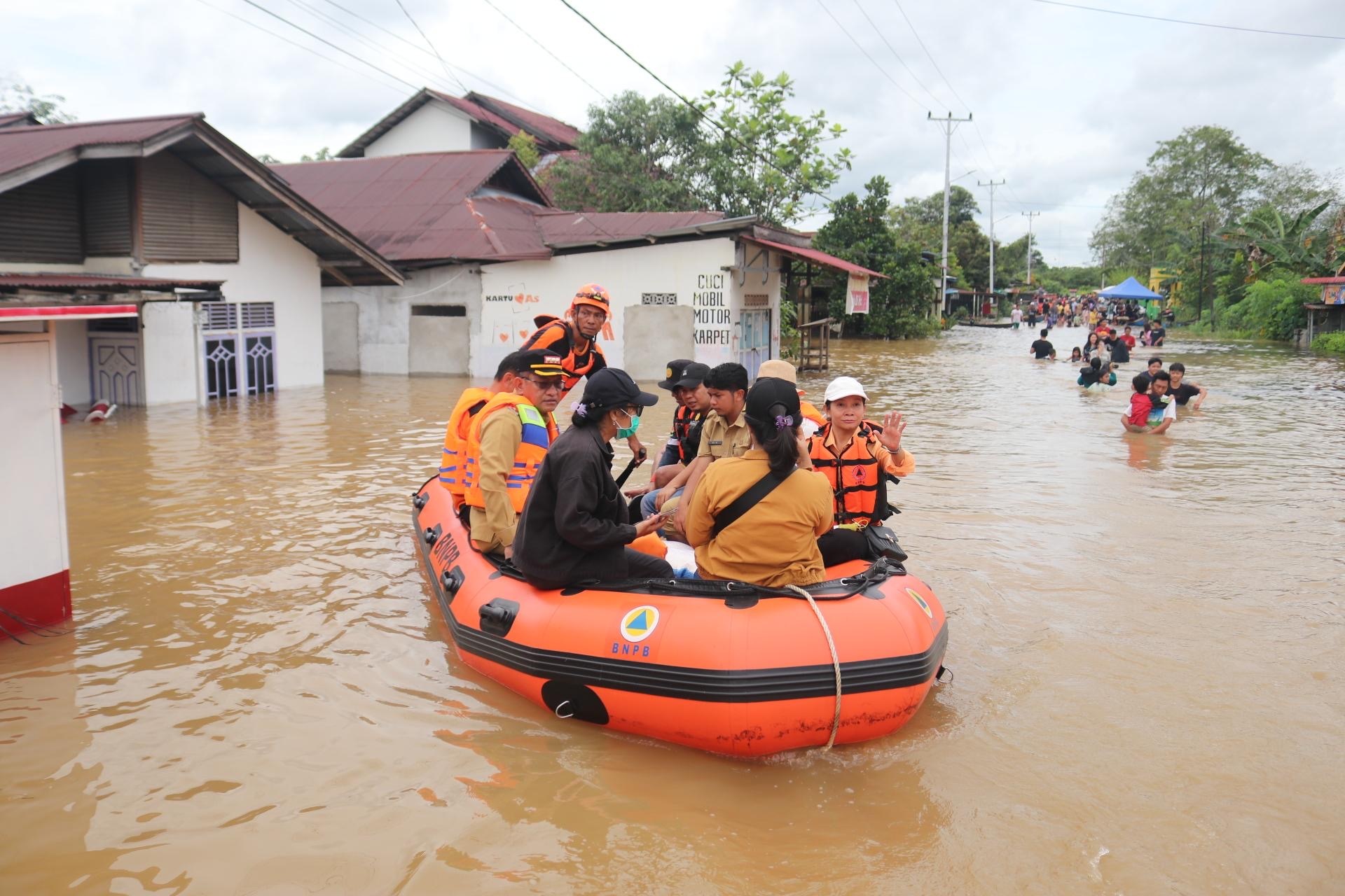 KEBANJIRAN: Kondisi banjir yang merendam wilayah pemukiman di Kecamatan Ngabang, Kabupaten Landak. Foto kanan, pemda mendirikan posko pengungsian dan dapur umum untuk warga terdampak banjir.