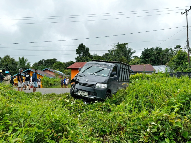 Lokasi tabrakan antara pikap dan sepeda motor di jalan raya Sanggau-Sekadau pada Minggu (26/1).