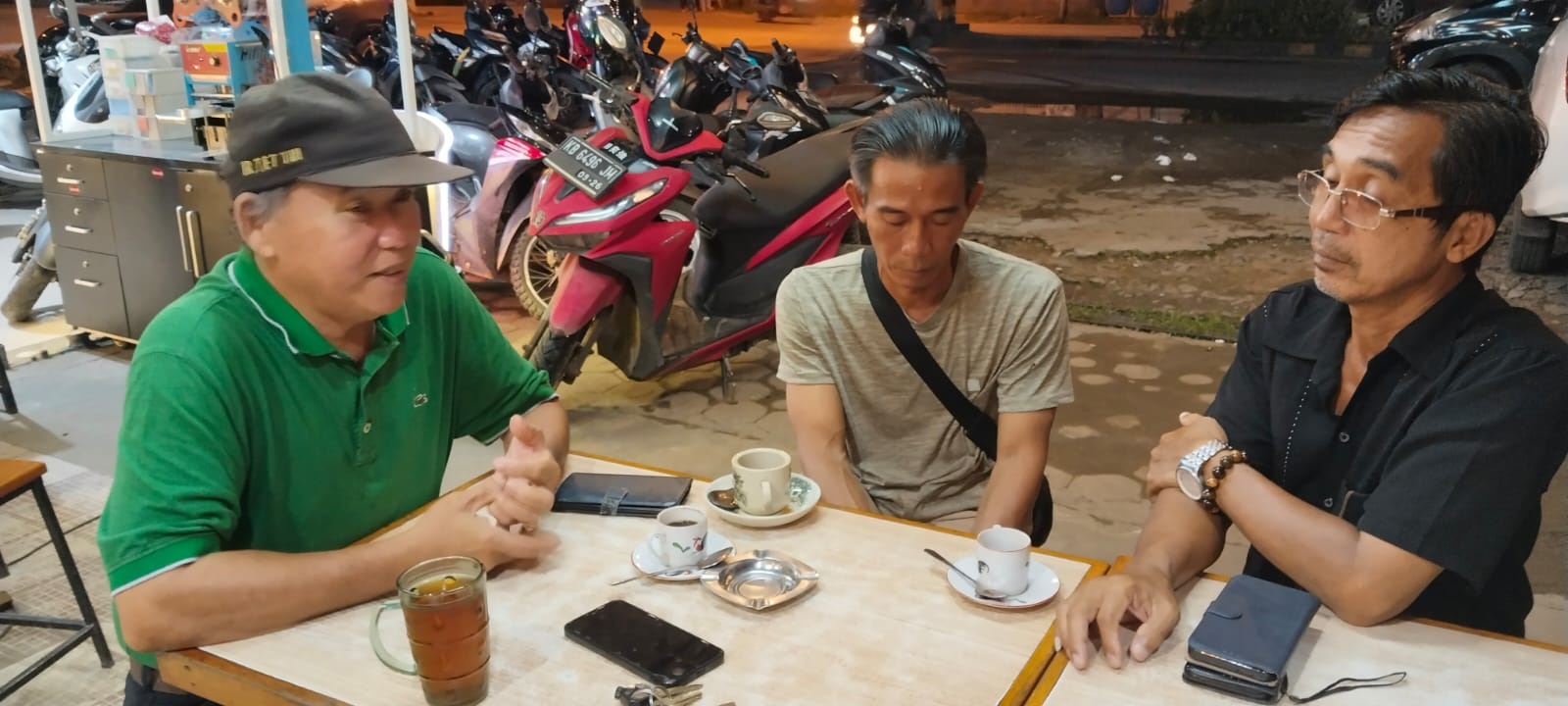 DIABADIKAN: Ketua Yayasan Mawar Tet Tui (kiri) bersama rekan-rekannya.
