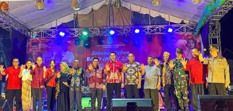 Bupati Sambas saat membuka secara resmi kegiatan festival seni dan budaya Nusantara, Sabtu (25/1).