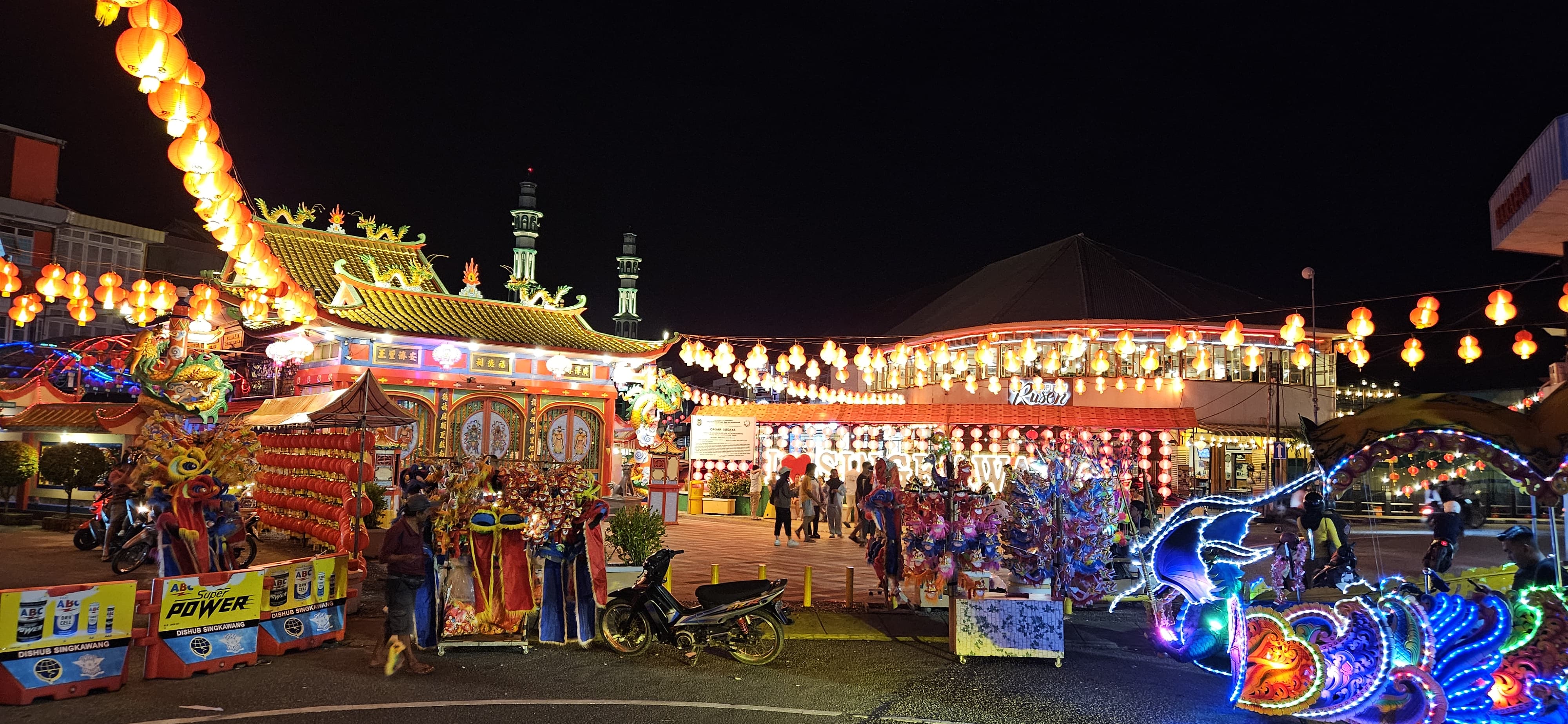 Suasana malam hari di Kota Singkawang begitu memukau, dan  begitu banyak lampion yang menghiasi rumah-rumah dan jalanan dalam penyambutan Tahun Baru Imlek 2576 di Singkawang. (26/01).