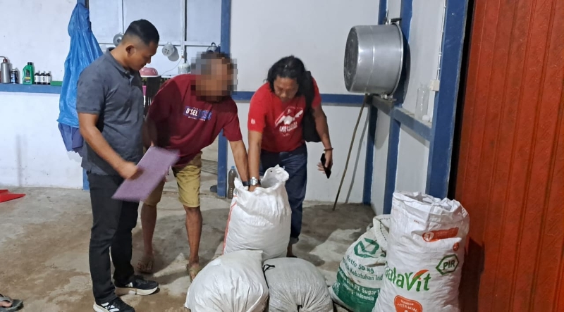 Polisi memeriksa tumpukan trenggiling ilegal seberat 106,5 Kg.