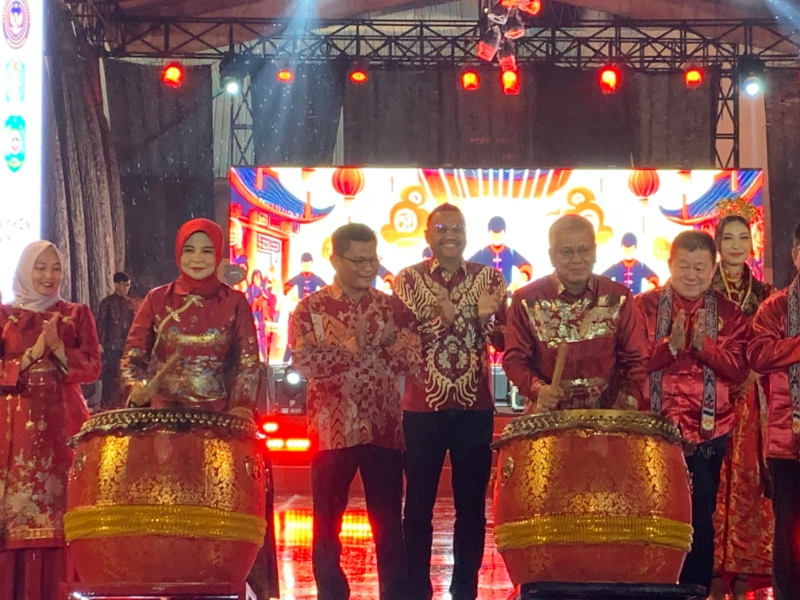 Pj Gubernur Harisson bersama jajaran Forkopimda Kalbar memukul bedug tanda dibukanya perayaan Imlek 2576, dan Festival CGM 2025 Kota Singkawang, Senin (27/1).