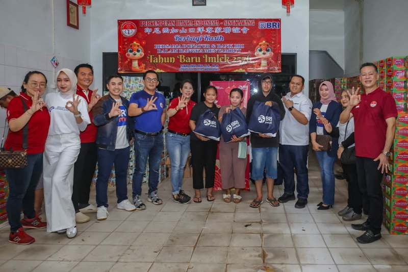 Tjhai Chui Mie dan Muhammadin bersama Pimpinan Cabang BRI Singkawang Muhamad Arsyad Farmadi menyalurkan paket imlek kepada warga di Kantor Perhakin Singkawang, Jalan Diponegoro, Minggu (26/1).