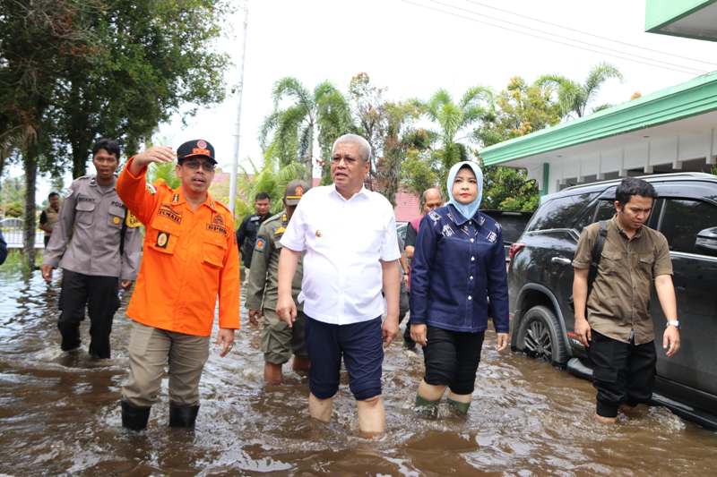 Pj Gubernur Kalbar Harisson bersama Pj Ketua TP-PKK Kalbar, dan Pj Bupati Mempawah meninjau korban banjir di Kabupaten Mempawah, Senin (27/1).