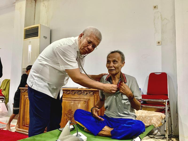 Pj Gubernur Kalbar Harisson memeriksa kesehatan salah satu warga terdampak banjir saat mengunjungi pengungsian di Kabupaten Mempawah, Senin (27/1).