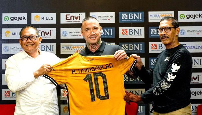 DIKABARKAN DITANGKAP: Radja Nainggolan (tengah), mantan pemain Bhayangkara FC dikabarkan ditangkap polisi.
