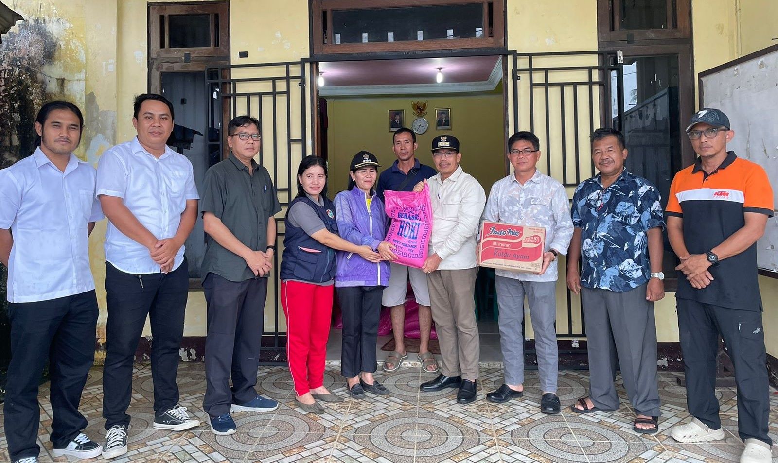 BANTUAN: Pj Bupati Mempawah Ismail saat menyerahkan bantuan untuk korban banjir di Toho.