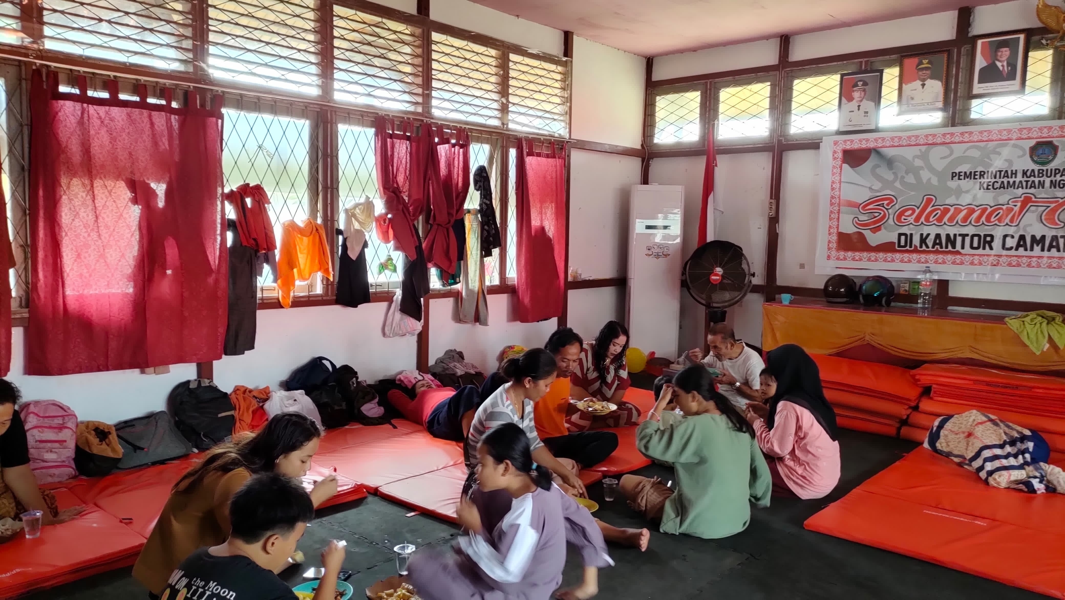 POSKO PENGUNGSIAN: Kondisi warga yang terdampak banjir saat berada di posko pengungsian di Kecamatan Ngabang.