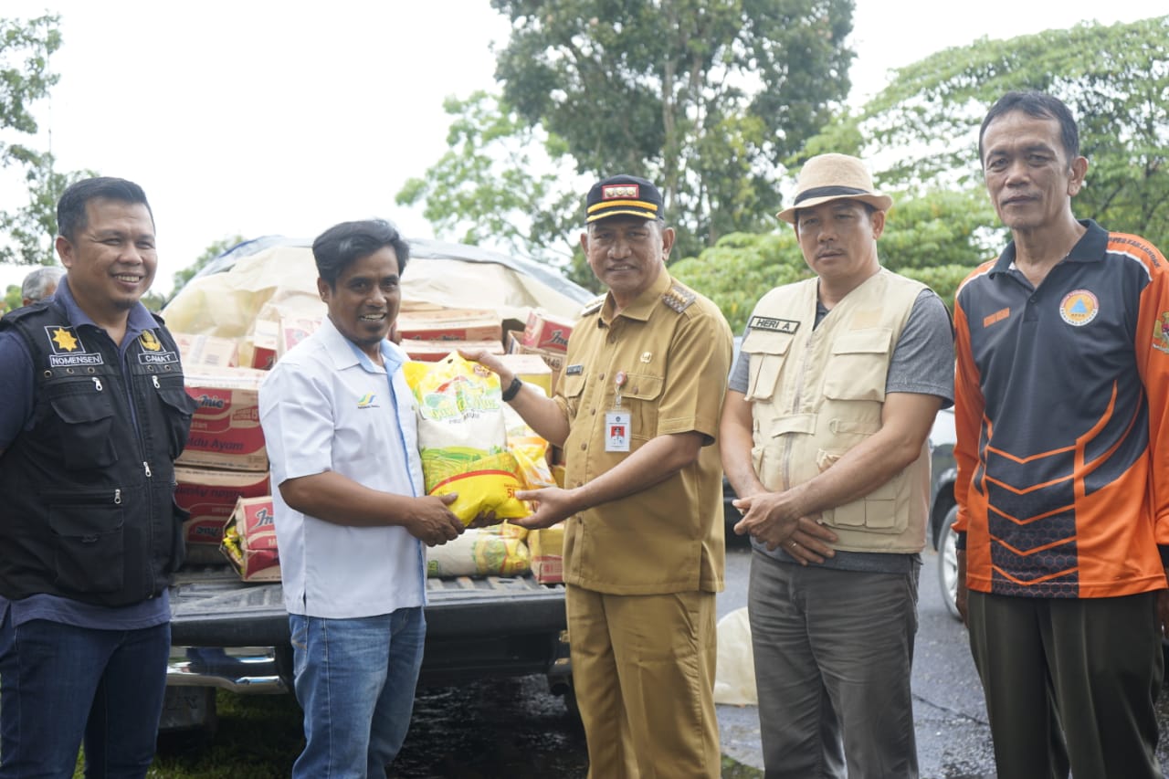 BANTUAN : Penyerahan bantuan secara simbolis untuk para warga terdampak banjid di Kabupaten Landak.