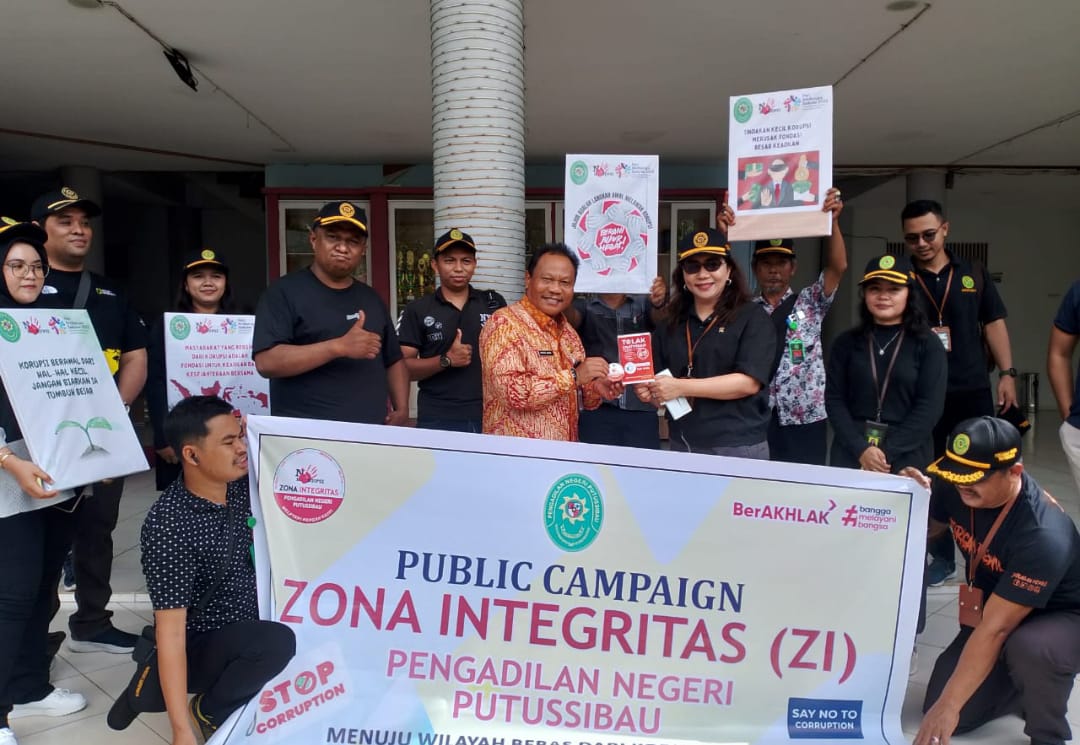 TOLAK KORUPSI: Kampanye publik yang dilakukan oleh Pengadilan Negeri Putussibau.