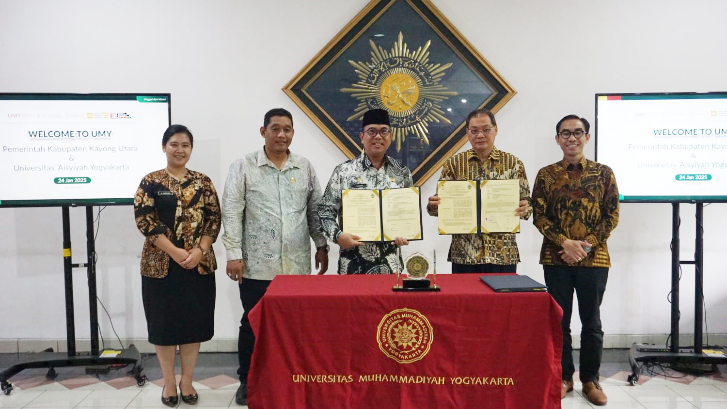 KERJA SAMA: Penandatanganan kesepakatan bersama antara Pemerintah Kabupaten Kayong Utara dan Universitas Muhammadiyah Yogyakarta serta Universitas