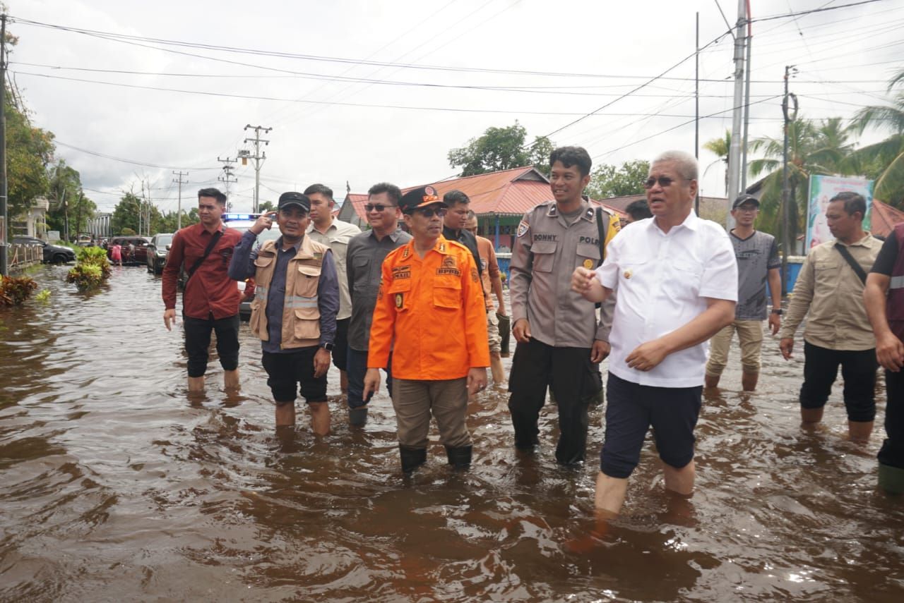 Pj Gubernur Kalbar saat meninjau lokasi banjir di Kota Mempawah, Senin (27/1).