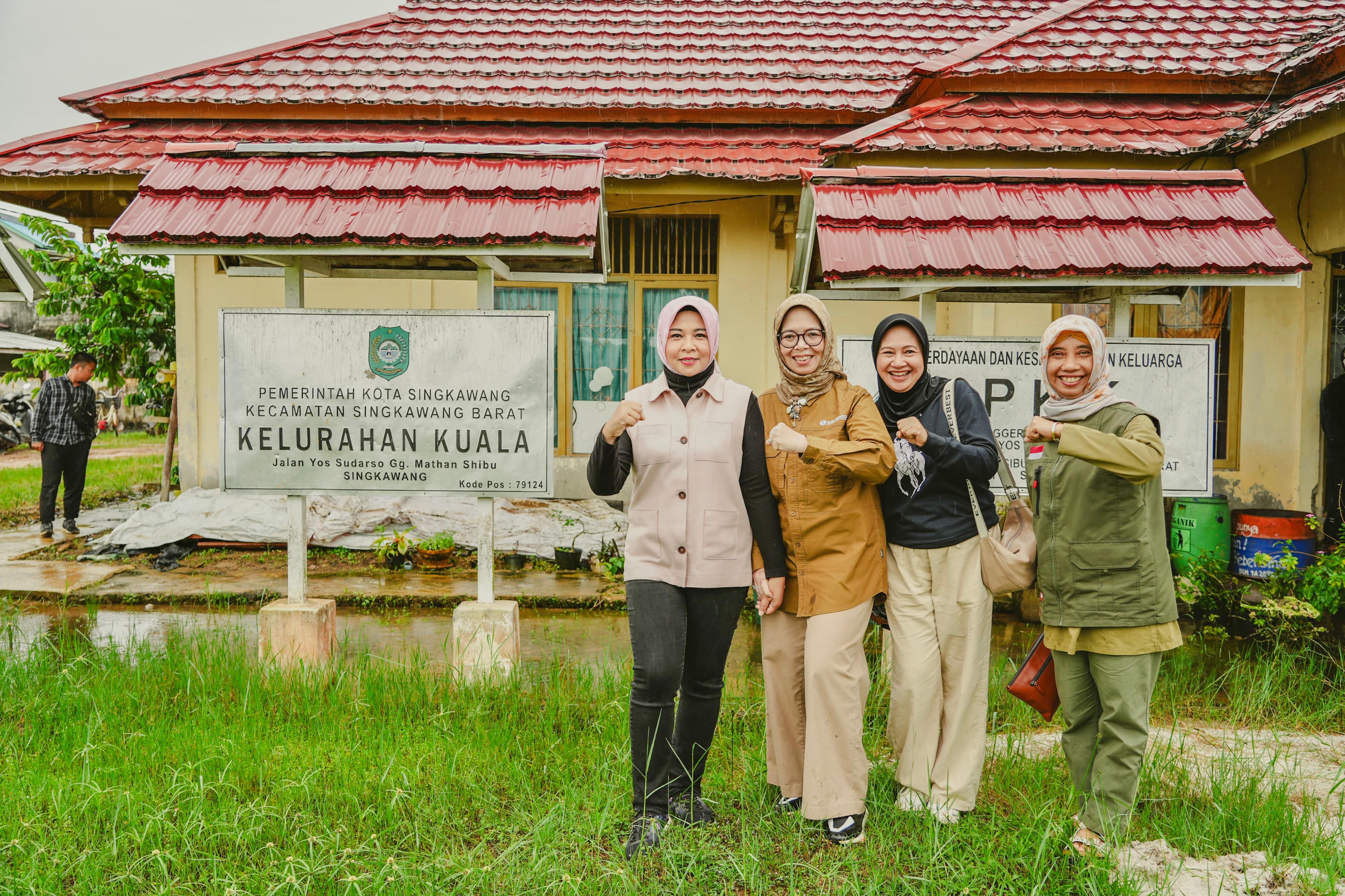 KUALA : Pj Ketua TP-PKK Kalbar Windy Prihastari bersama para pejabat lainnya berfoto di plang Kantor Lurah Kuala, tempat ia mengabdi sebagai sekretaris kelurahan 24 tahun silam, Selasa (28/1).