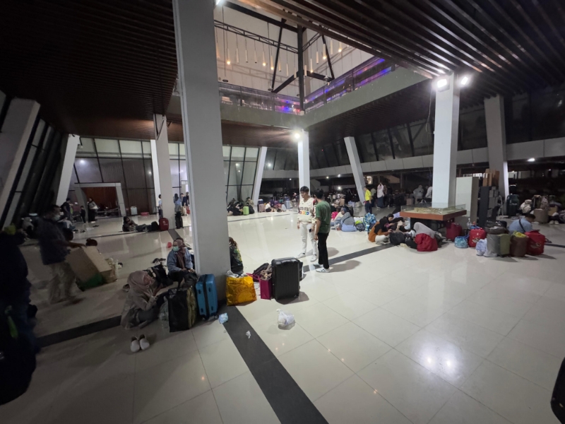 Para pelancong terjebak di PLBN Entikong karena banjir di Jalan Lintas Malindo, Rabu (29/1).