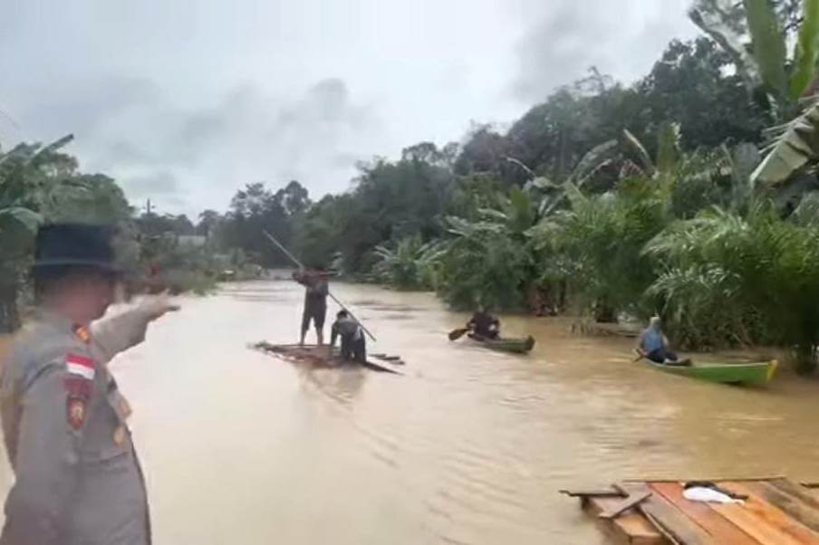 Kondisi banjir di Kecamatan Beduai yang mengakibatkan akses jalan lintas Malindo terputus, Rabu (29/1).