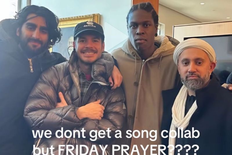 Daniel Caesar dan Rex Orange Country diduga ikut salat Jumat di New York.