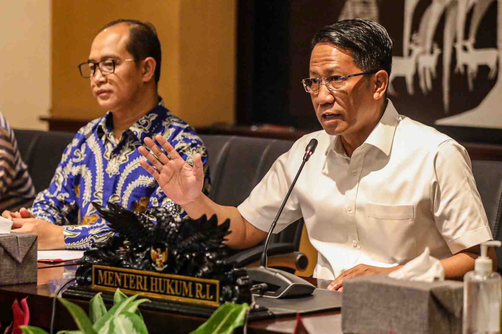 KETERANGAN PERS: Menteri Hukum Supratman Andi Agtas (kanan) menyampaikan keterangan pers terkait status kewarganegaraan buron kasus e-KTP, Paulus Tannos di Jakarta, Rabu (29/1).