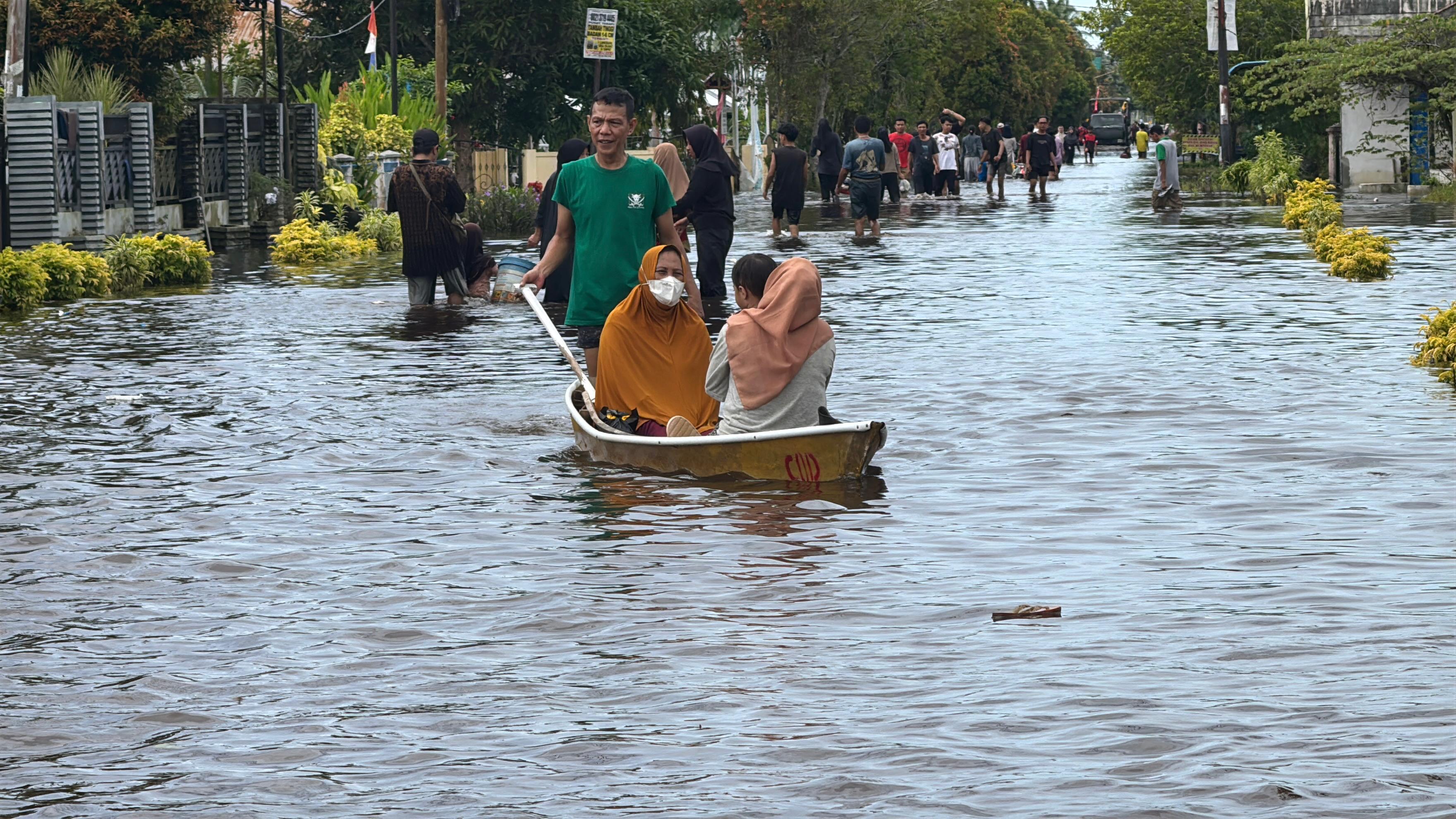 BANJIR: Banjir di Kabupaten Mempawah menyebabkan aktivitas masyarakat menjadi terganggu. Hingga kemarin, banjir masih menggenangi sejumlah wilayah di kabupaten ini.