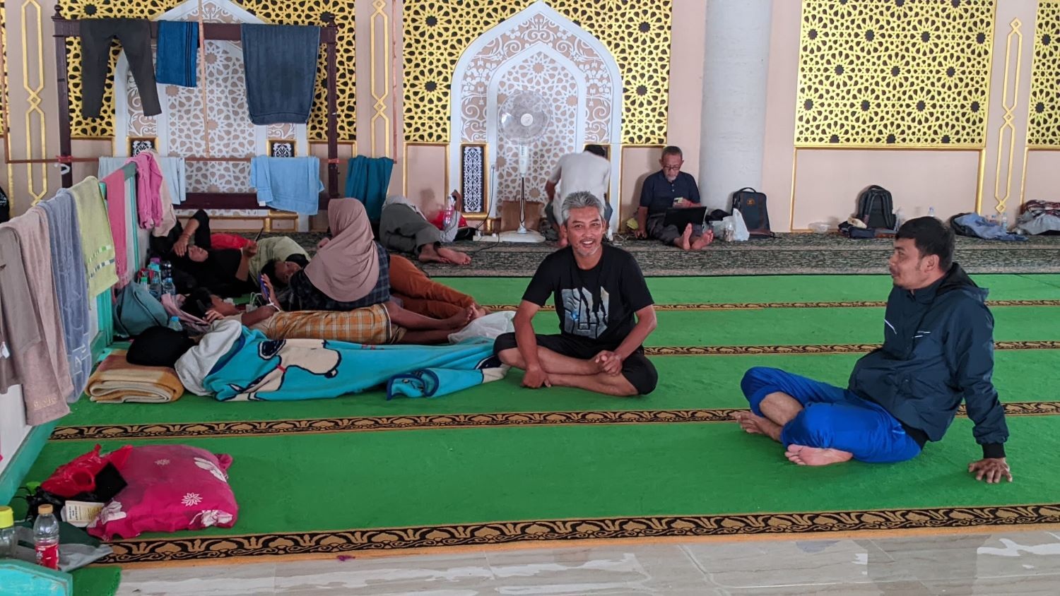 MENGUNGSI : Para korban banjir yang mengungsi di Masjid Agung Al-Falah Mempawah.