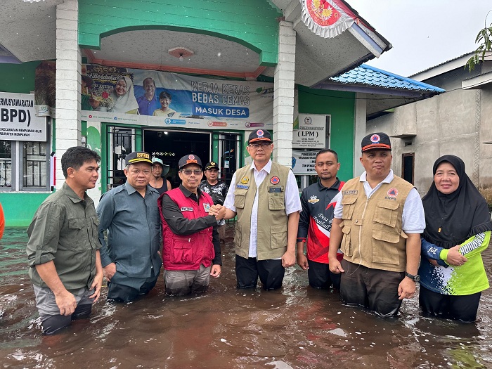 PANTAU : Kepala Pusat Pengendalian Operasi BNPB RI didampingi Pj Bupati dan Sekda serta ketua DPRD memantau banjir di Mempawah.