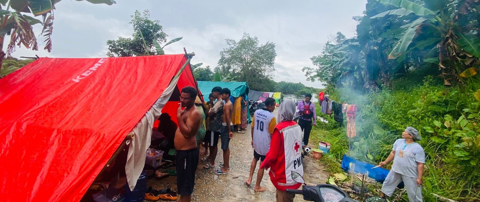 DARURAT : Korban banjir di Desa Pasir membangun tenda-tenda darurat diatas bukit untuk menghindari banjir.