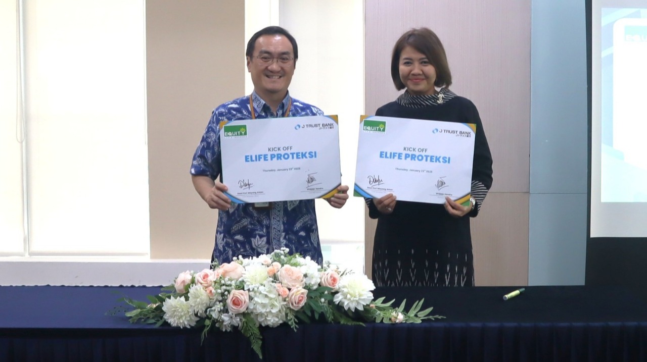 Direktur Bisnis J Trust Bank Widjaja Hendra (kiri) dan Chief Marketing Officer PT Equity Life Indonesia Dewi Puri Mayang Anten (kanan) berfoto bersama usai penandatanganan peluncuran ELIFE Proteksi.