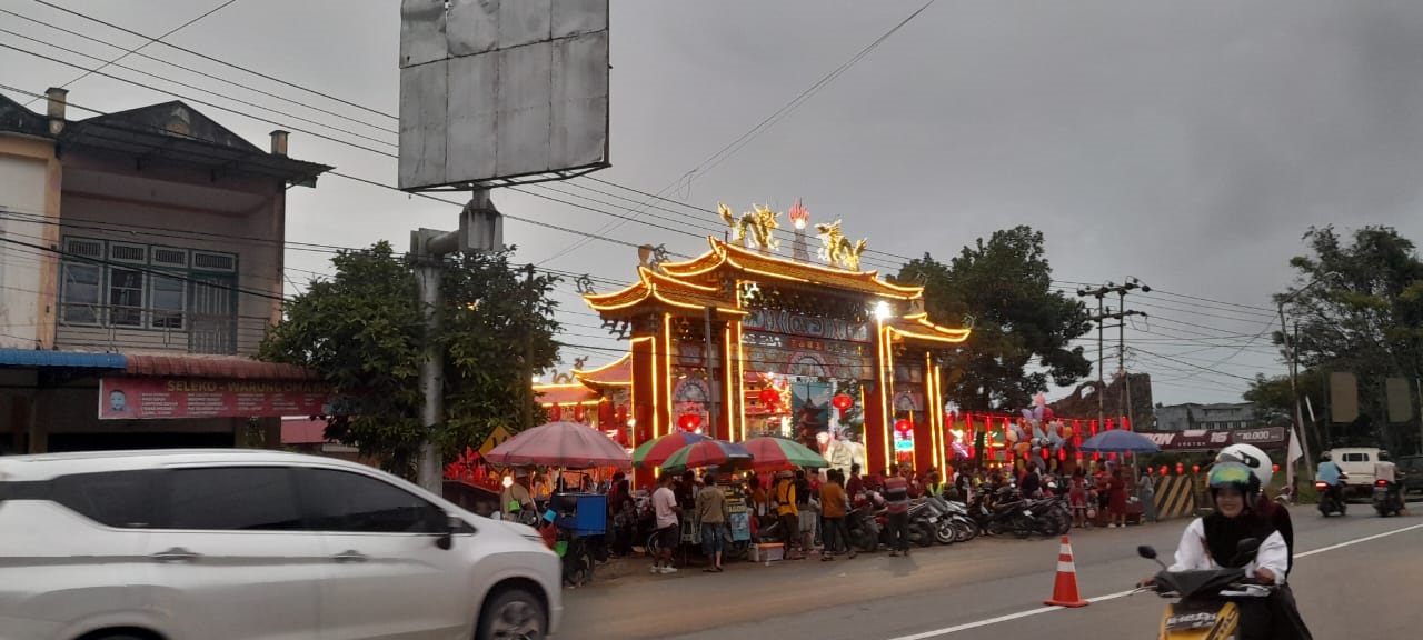 RAMAI: Vihara Tri Dharma Bumi Raya Pemangkat ramai dikunjungi warga Tionghoa yang hendak beribadah, Selasa (28/1) malam.