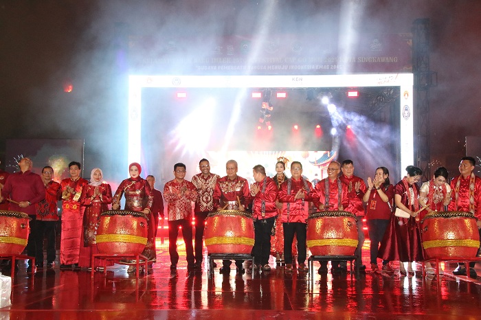 PEMBUKAAN: Pj Gubernur Kalbar  Harisson didampingi Ketua TP-PKK Kalbar Windy Prihastari saat menghadiri pembukaan perayaan Imlek dan Festival Cap Go Meh 2025 Kota Singkawang.