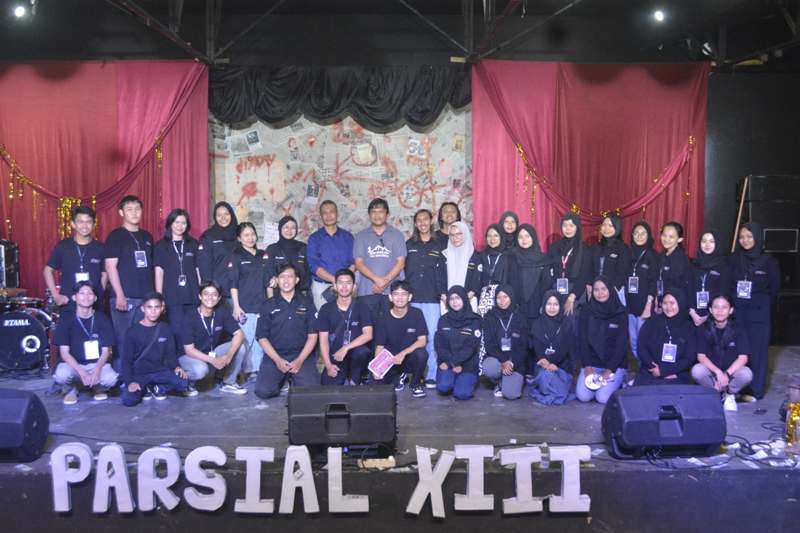 Foto bersama dosen pembina Art Laboratory dan panitia Parsial pada acara pembukaan PARSIAL XIII di tahun 2024.